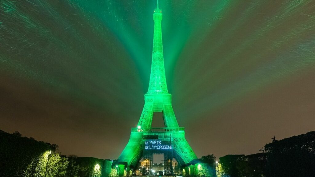 Toyota S Hydrogen Technology Lights Up The Eiffel Tower With Green Green Racing News