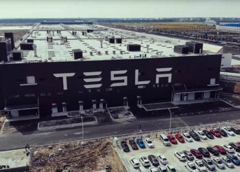 Tesla planea construir la fábrica de baterías más grande del mundo