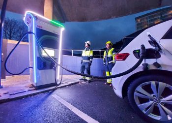ABB y Eviny instalan cargadores capaces de repostar 100% de energía en menos de 15 minutos