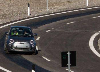 Stellantis comenzó pruebas en “Arena del Futuro», el circuito capaz de cargar vehículos en movimiento