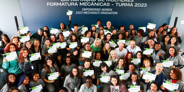 Formula 1: More than 100 Women from Vulnerable Backgrounds Graduate as Mechanics
